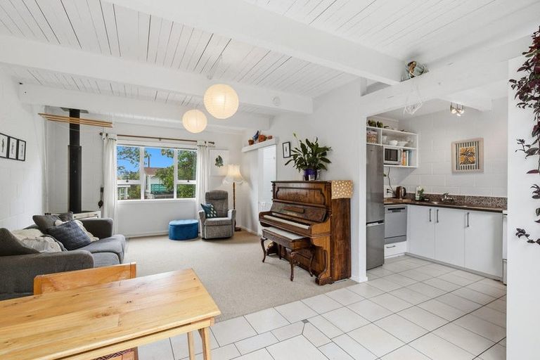 Photo of property in 116 Akaroa Drive, Maupuia, Wellington, 6022