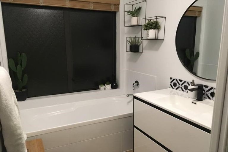 Photo of property in 463 Waitakere Road, Taupaki, Henderson, 0782