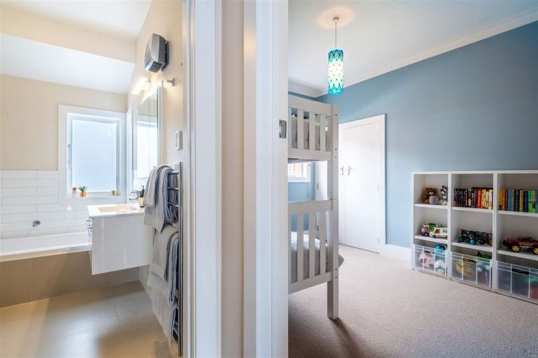 Photo of property in 30 Old Lake Road, Narrow Neck, Auckland, 0624