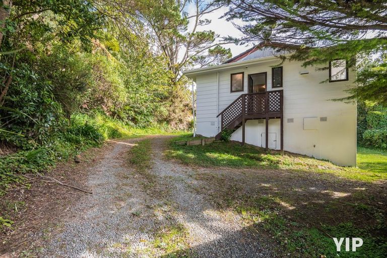 Photo of property in 27a Fernhaven Grove, Newlands, Wellington, 6037