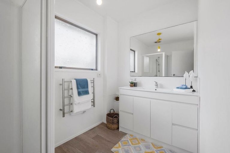 Photo of property in 2/49 Simon Ellice Drive, Bayview, Auckland, 0629