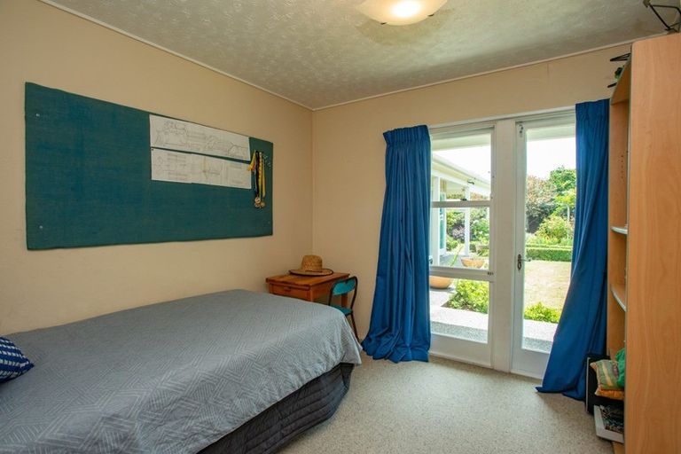 Photo of property in 20 Deakin Place, Clive, 4102