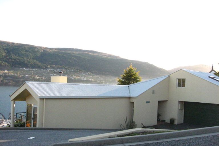 Photo of property in 1 Lewis Road, Kelvin Heights, Queenstown, 9300