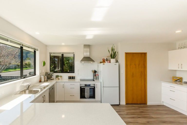 Photo of property in 76 Kapanui Road, Waikanae, 5036