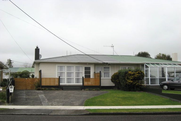 Photo of property in 6 Karaka Crescent, Levin, 5510