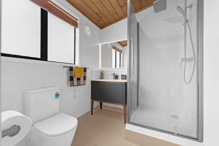 Photo of property in 12 Cleve Road, Green Bay, Auckland, 0604