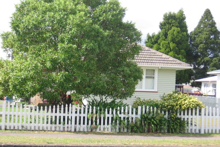 Photo of property in 77 Archibald Road, Kelston, Auckland, 0602