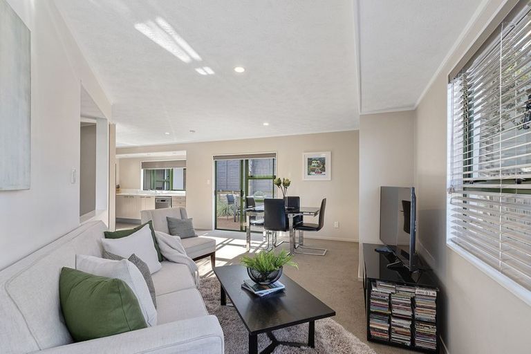 Photo of property in 1/5 Masterton Road, Rothesay Bay, Auckland, 0630