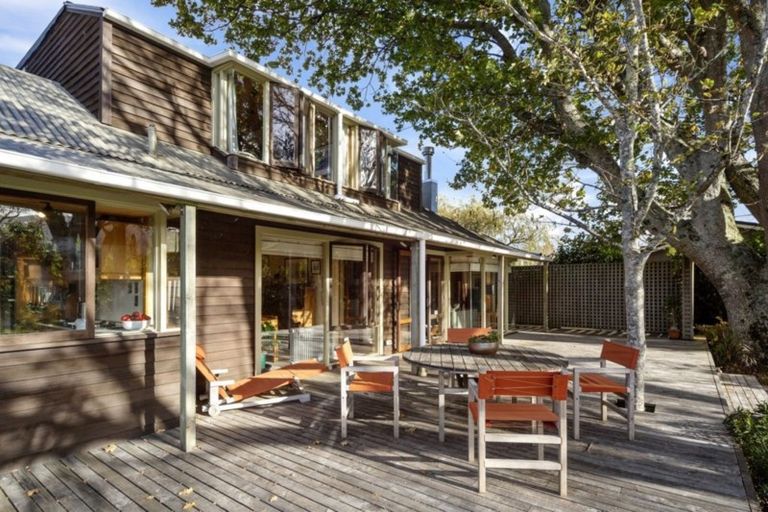 Photo of property in Lowry Cottage, 425 Fergusson Drive, Heretaunga, Upper Hutt, 5018