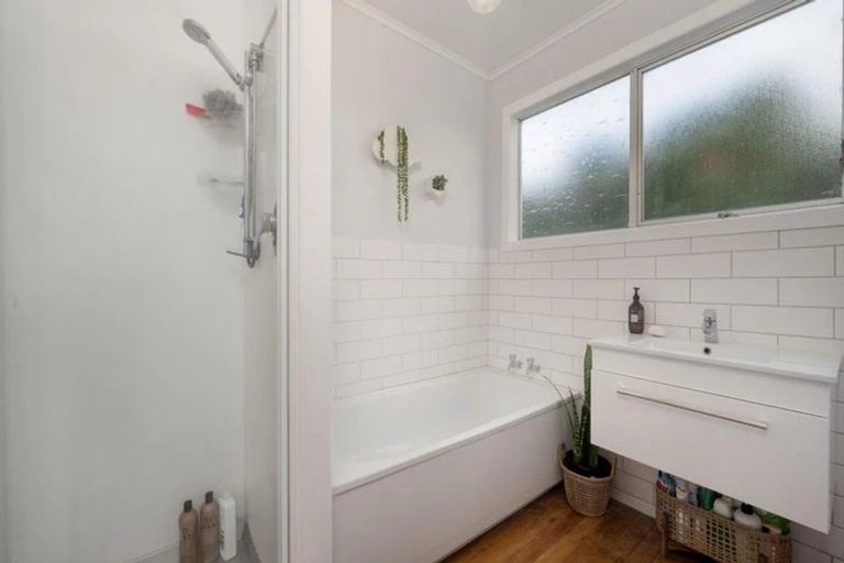 Photo of property in 30 Kiteroa Terrace, Rothesay Bay, Auckland, 0630