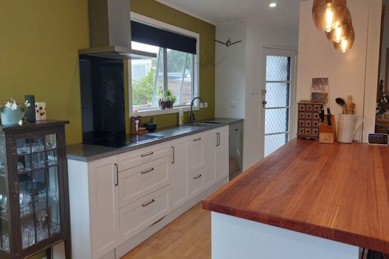 Photo of property in 6 Pankhurst Place, Sunnyvale, Auckland, 0612