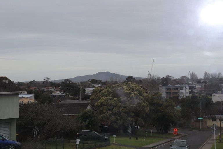 Photo of property in 38 Potter Avenue, Northcote, Auckland, 0627