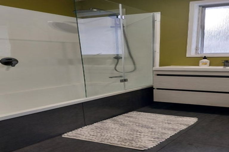 Photo of property in 6 Pankhurst Place, Sunnyvale, Auckland, 0612