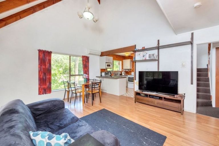 Photo of property in 2/35 Moore Street, Hillcrest, Auckland, 0627