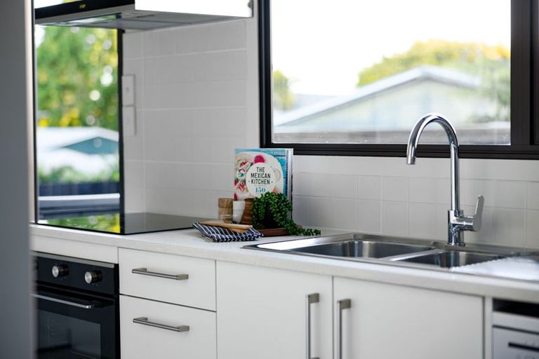 Photo of property in 2/21 Nearco Street, Randwick Park, Auckland, 2105