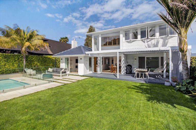 Photo of property in 32 Raymond Street, Point Chevalier, Auckland, 1022