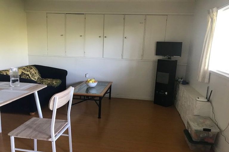 Photo of property in 1/23 Woodcote Drive, Glenfield, Auckland, 0629