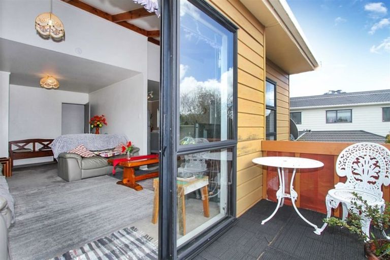 Photo of property in 1/17 Bronzewing Terrace, Unsworth Heights, Auckland, 0632