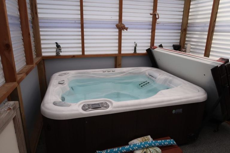 Photo of property in 75 Nimmo Avenue East, Waikanae, 5036