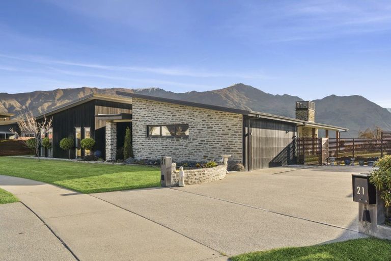 Photo of property in 21 Valley Crescent, Wanaka, 9305
