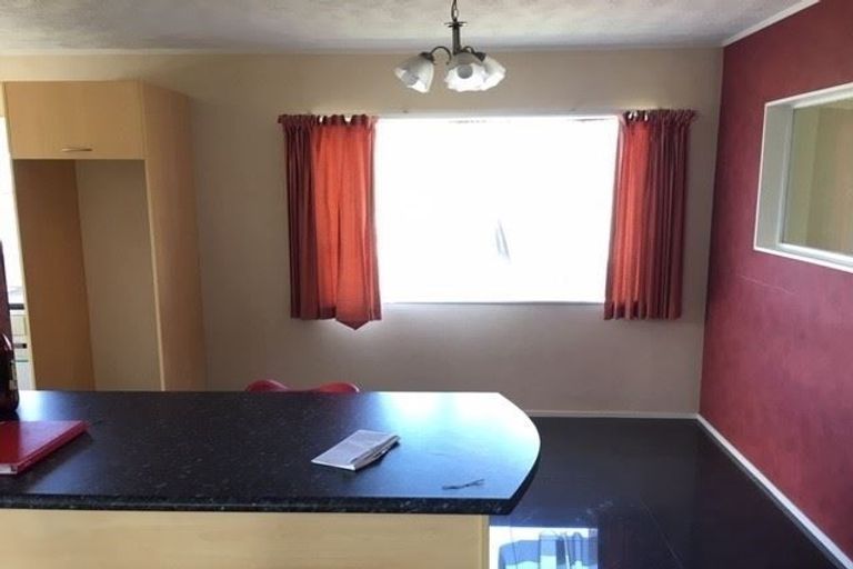 Photo of property in 5 Talavera Place, Te Atatu South, Auckland, 0602