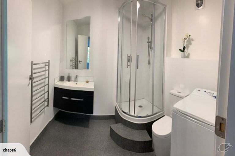 Photo of property in 111 Pupuke Road, Northcote, Auckland, 0627