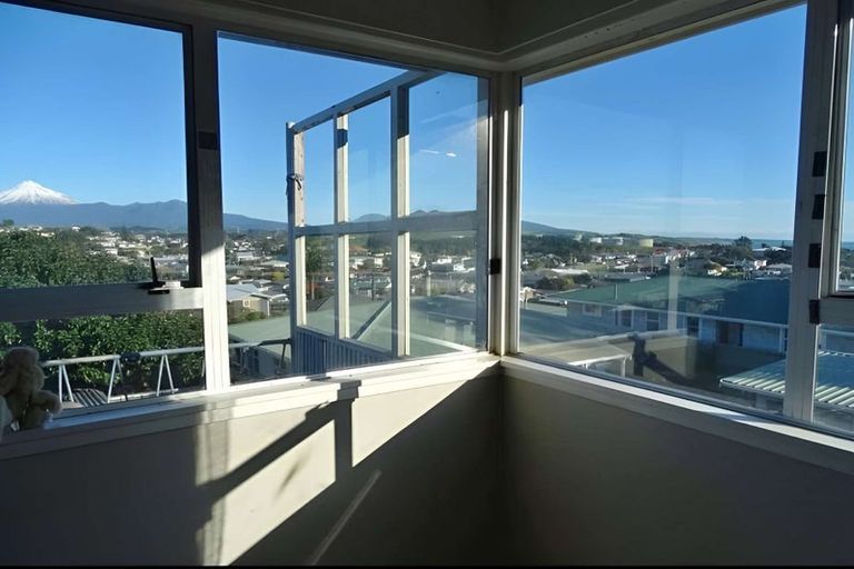 Photo of property in 37 Simons Street, Moturoa, New Plymouth, 4310