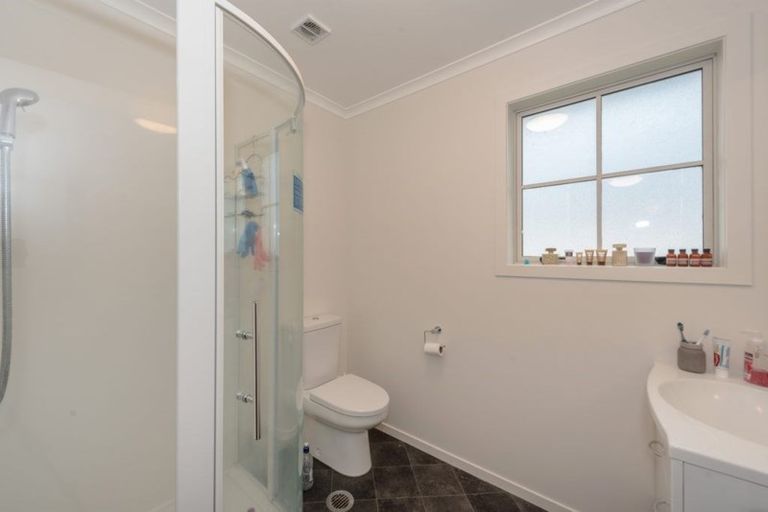 Photo of property in 2 Chiefs Court, Hamilton East, Hamilton, 3216