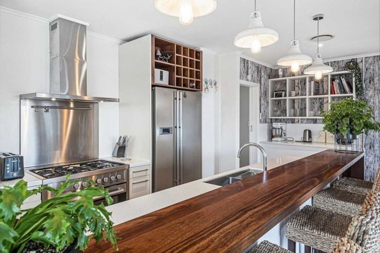 Photo of property in 143 Browns Bay Road, Browns Bay, Auckland, 0630