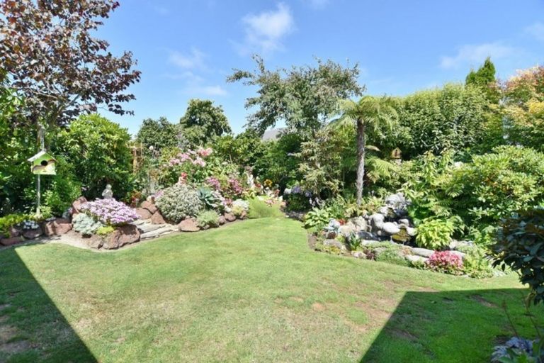 Photo of property in 90 Willowview Drive, Redwood, Christchurch, 8051