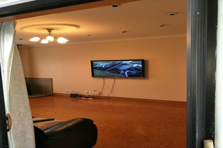 Photo of property in 6 Beaubank Road, Kelston, Auckland, 0602