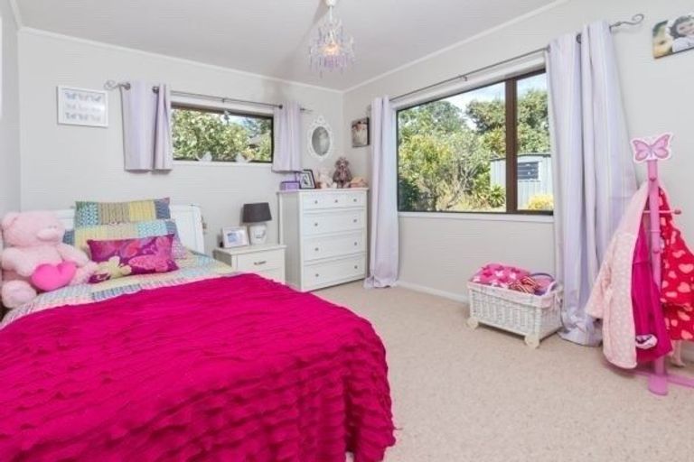 Photo of property in 5 Photinia Place, Botany Downs, Auckland, 2010