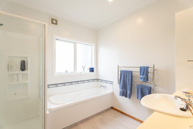 Photo of property in 5 Lane Crescent, Tawa, Wellington, 5028