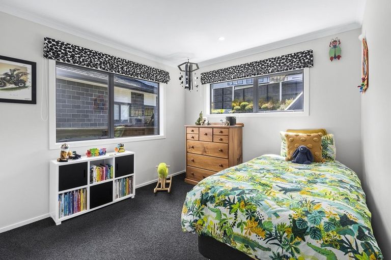 Photo of property in 12 Grumman Lane, Newlands, Wellington, 6037