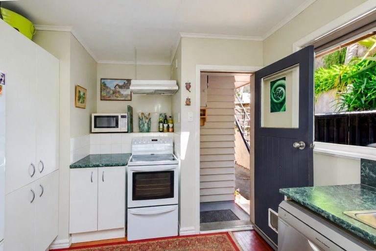 Photo of property in 16 Spencer Road, Hospital Hill, Napier, 4110