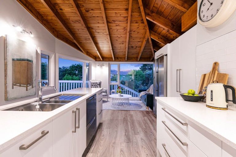 Photo of property in 21 Hebron Road, Waiake, Auckland, 0630