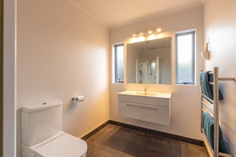 Photo of property in 6 D'urville Place, Kelvin Grove, Palmerston North, 4414