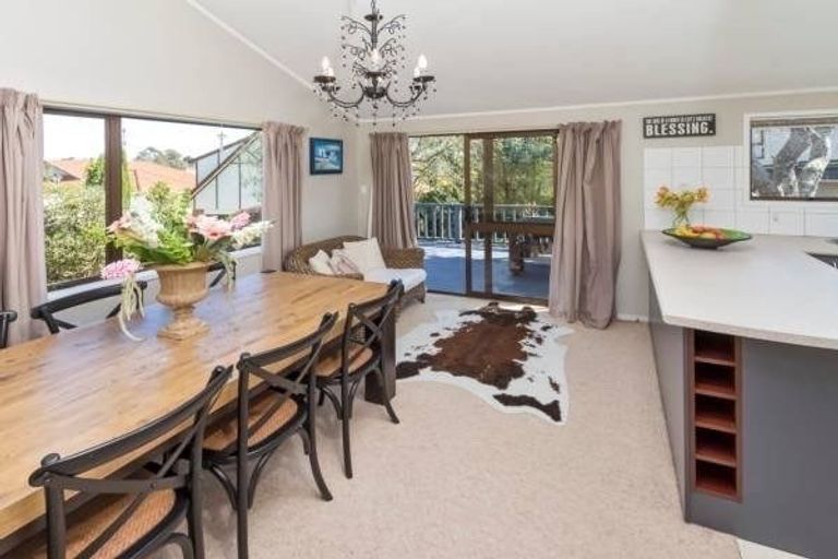 Photo of property in 5 Photinia Place, Botany Downs, Auckland, 2010