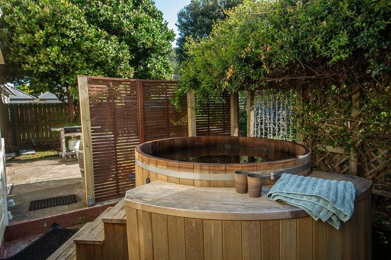 Photo of property in 174 Queens Drive, Lyall Bay, Wellington, 6022