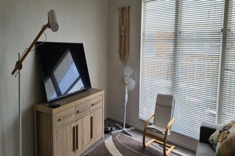 Photo of property in 2/124 Te Atatu Road, Te Atatu South, Auckland, 0610