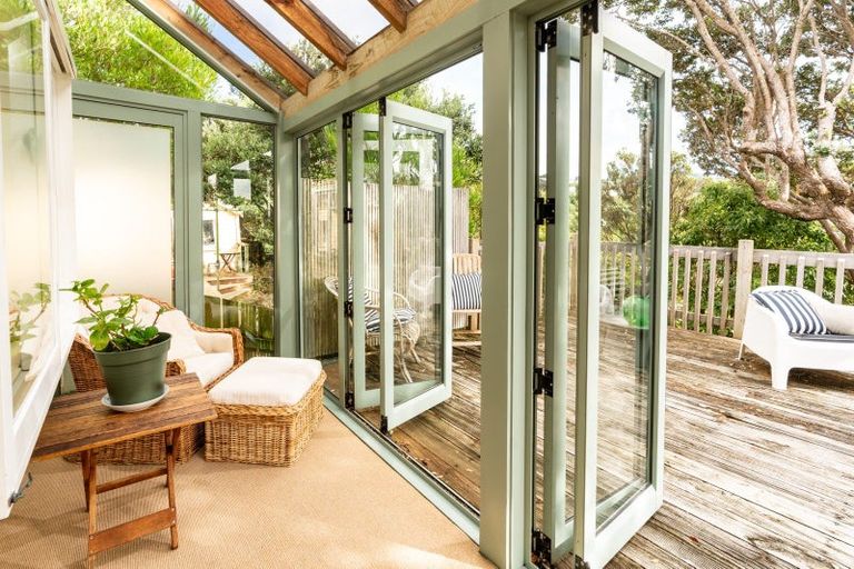 Photo of property in 16 Mariri Road, Kelburn, Wellington, 6012