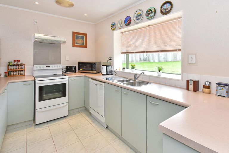 Photo of property in 15 Tonson Place, Weymouth, Auckland, 2103