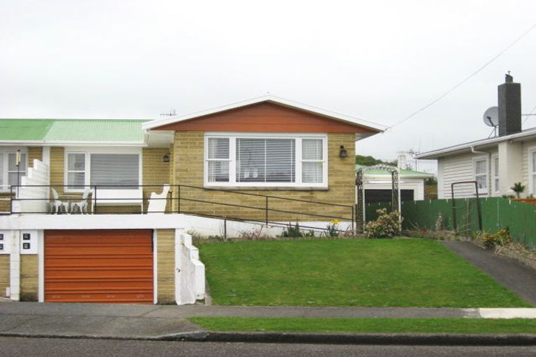 Photo of property in 8 Karaka Crescent, Levin, 5510