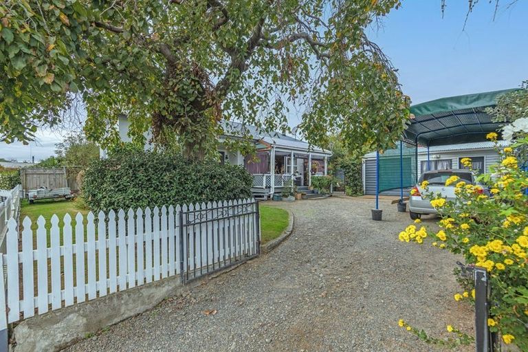 Photo of property in 4 Rosalie Terrace, Kelvin Grove, Palmerston North, 4414
