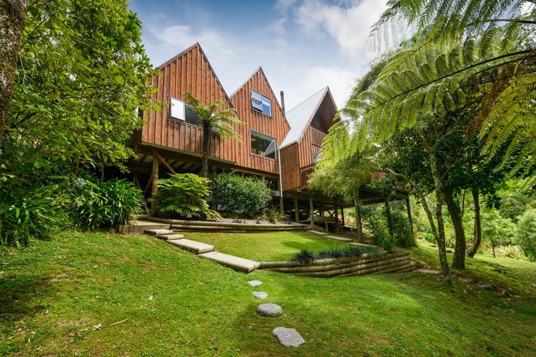 Photo of property in 43 Springdale Grove, Fitzherbert, Palmerston North, 4410