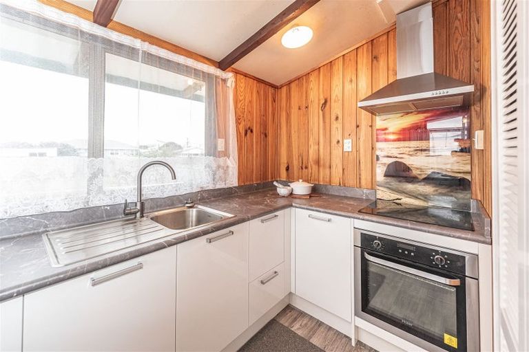 Photo of property in 24 Karyn Street, Castlecliff, Whanganui, 4501