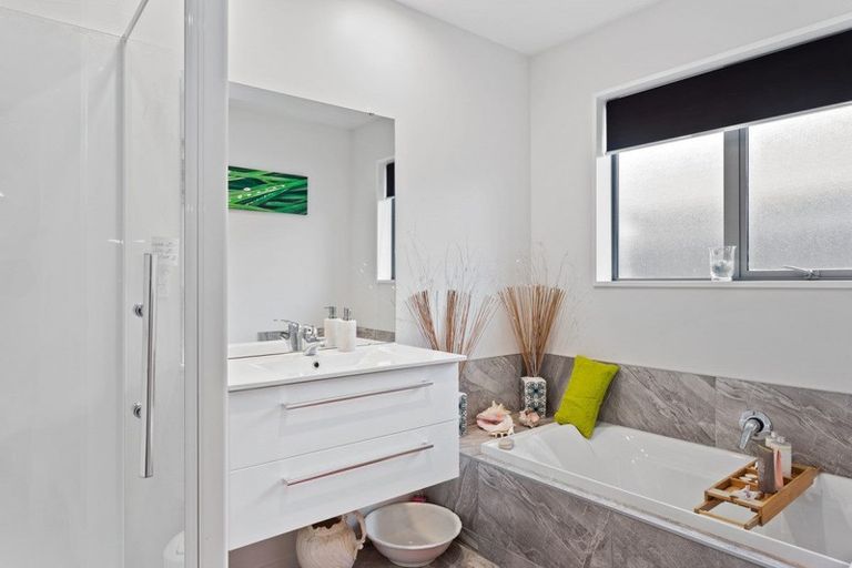 Photo of property in 6 Loeb Place, Rolleston, 7614