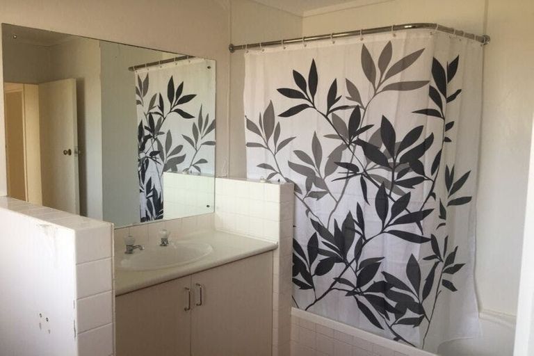 Photo of property in 37a Luckens Road, West Harbour, Auckland, 0618