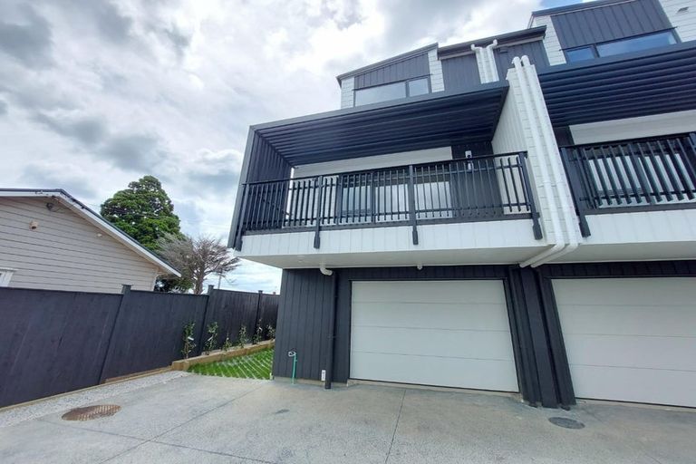Photo of property in 1/58 Te Atatu Road, Te Atatu South, Auckland, 0610