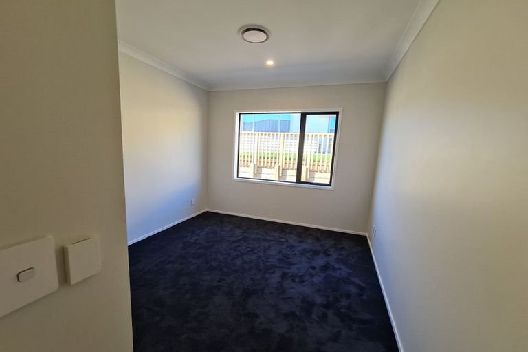 Photo of property in Queen Charlotte Drive, Aotea, Porirua, 5024